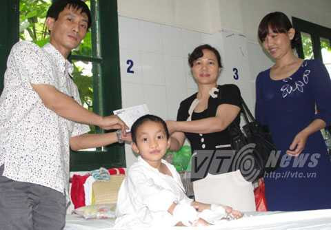 trao quà cho cháu Nguyễn Văn Tí