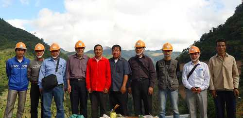 Cán bộ lỹ thuật của Công ty CP Khoáng sản và Công nghiệp Chiến Công trên khai trưởng huyện NoongHet, tỉnh Xiêng Khoảng (Lào) ngày 28/12/2012.