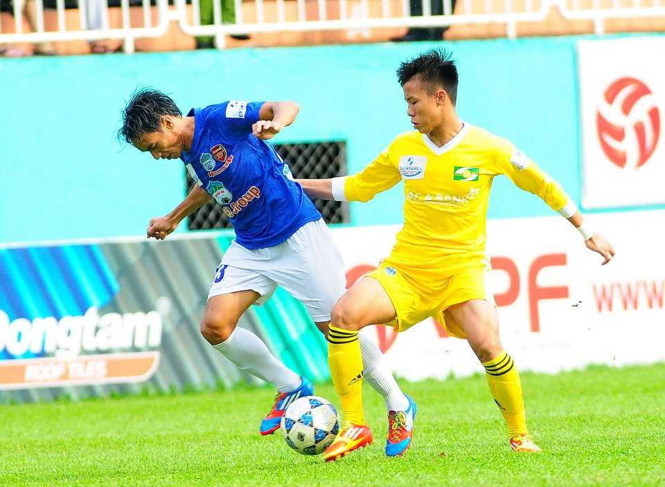 Hoàng Thiên (trái) ghi bàn cho HAGL