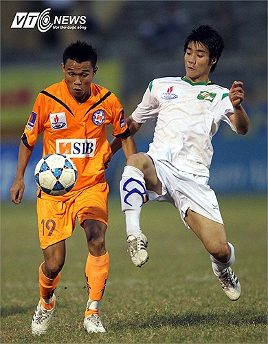 Trong khi đó Hoàng Văn Bình (phải) sẽ thế chỗ cho Nguyên Sa. Ngoài ra, HLV Văn Sỹ còn gọi thêm Bùi Văn Hiếu của Hà Nội T&T. (Ảnh: Quang Minh)