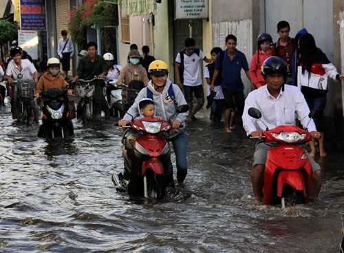 Hẻm 51 đường 3-2 cũng như các hẻm lớn của TP.Cần Thơ ngập sâu trong nước - Ảnh chụp sáng 8.10