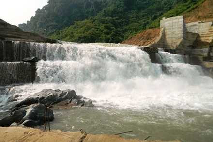 Đập thủy điện Đak Rông 3 bị vỡ.