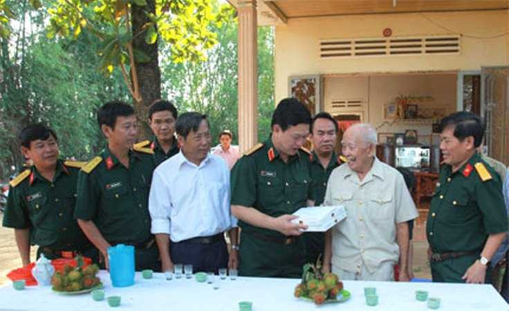 Các lực lượng vũ trang thăm và tặng quà cho cụ Cắm nhân ngày Thương binh liệt sĩ 27/7.