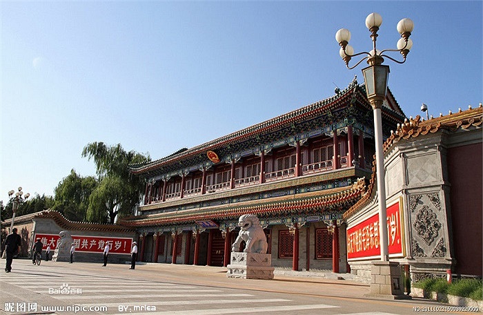 Nam Trung Hải có kiến trúc khá giống với Tử Cấm Thành tọa lạc cách đó không xa.