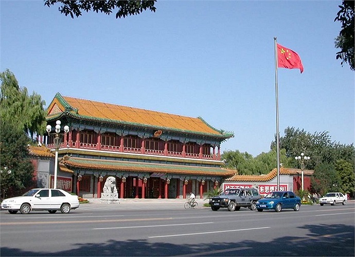 Cũng giống như Nhà Trắng của Hoa Kỳ, Trung Nam Hải cũng là nơi sinh sống của nhiều lãnh đạo đất nước như Mao Trạch Đông, Chu Ân Lai, Lưu Thiếu Kỳ ...