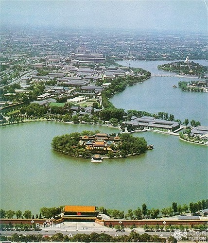 Những hồ nước và các ngọn giả sơn đan xen tạo nên cảm giác bình yên. 