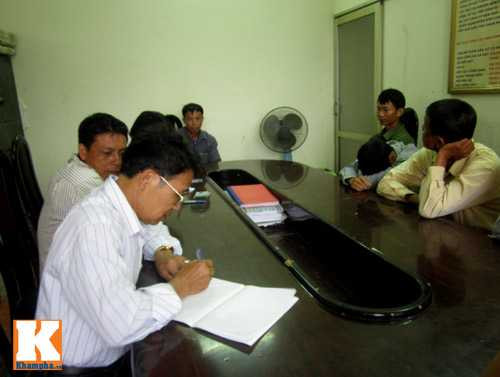 Đại diện chính quyền UBND xã Cổ Nhuế (Từ Liêm, Hà Nội) đang làm việc với 6 người bắt đỉa trên địa bàn.