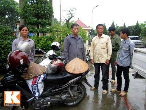 Sau khi làm việc xong tại xã, những người tham gia bắt đỉa chuẩn bị ra về.