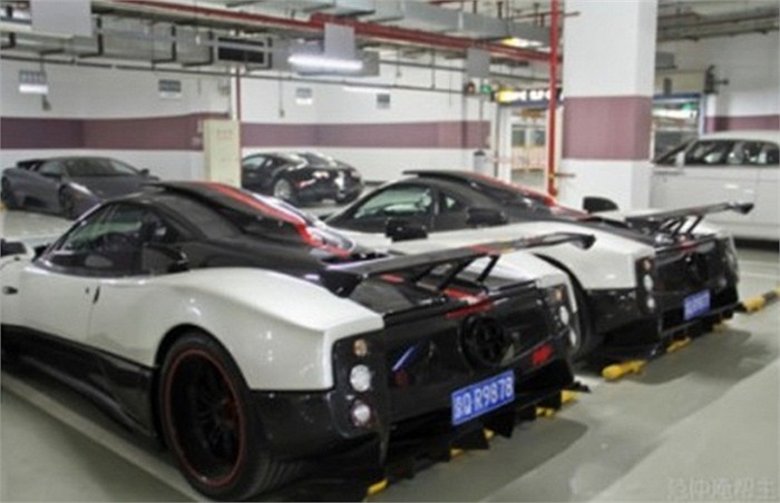 Hai chiếc Pagani Zonda Cinque giống hệt nhau. Trên thế giới tổng cộng chỉ có 5 chiếc được sản xuất với giá bán 1,9 triệu USD mỗi chiếc.