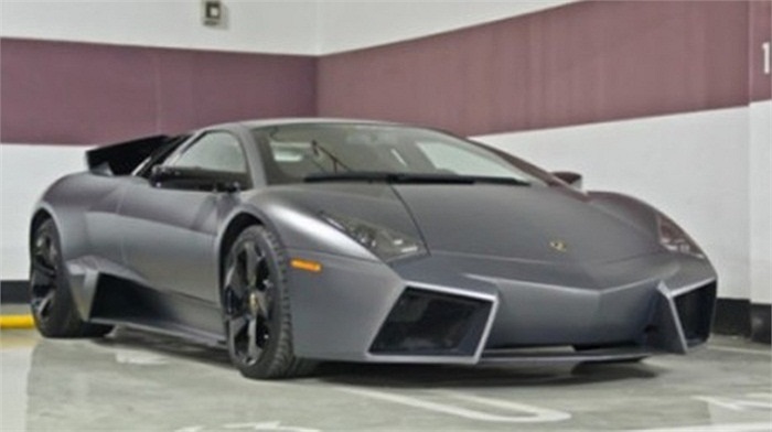 Lamborghini Reventon dựa trên nền tảng chiếc Murcielago. Siêu xe này cũng được sản xuất với số lượng giới hạn 21 chiếc.