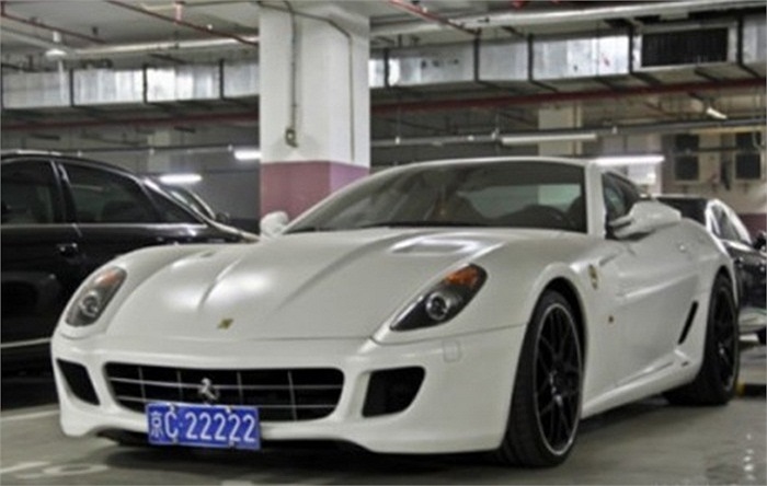 Siêu xe Ferrari duy nhất trong bộ sưu tập là một chiếc Ferrari 599 màu trắng với biển ngũ quý.