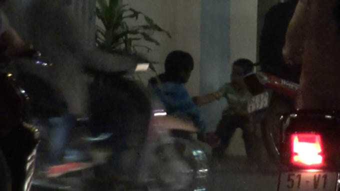 Đột nhập 'lò' chăn dắt trẻ bán kẹo cao su