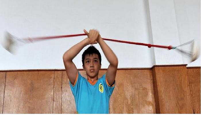 Một cậu học sinh 14 tuổi đang biểu diễn màng múa dây.