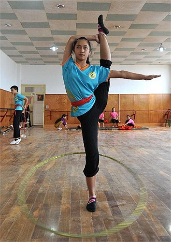 Cô bé này có khả năng vừa đứng trên một chân, vừa lắc vòng.