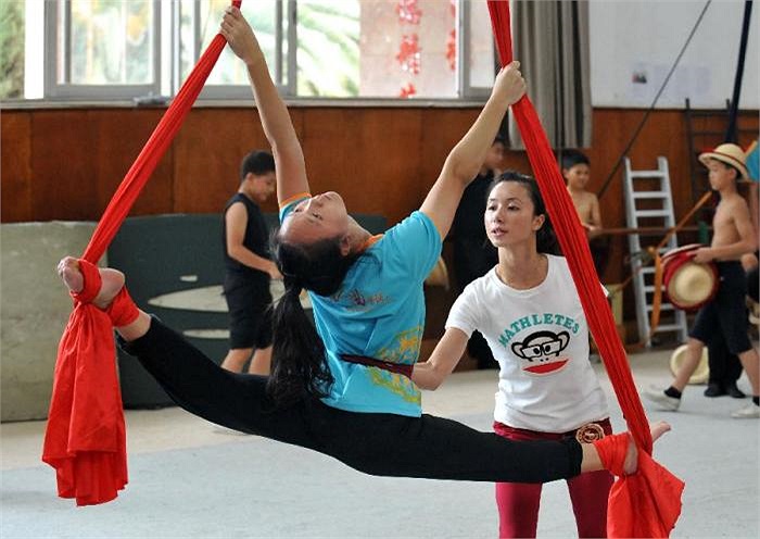 Nữ sinh này đang phải 'vật lộn' với màn nhào lộn trước sự giúp đỡ của giáo viên.