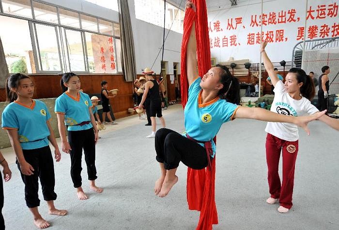 Được biết, màn nhào lộn là một trong những màn nguy hiểm nhất đối với các diễn viên xiếc nhí này.