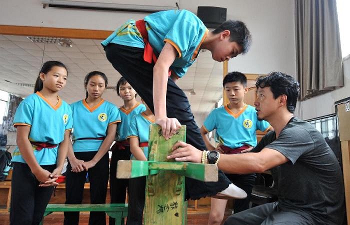 Cậu bé này đang tập trung rèn luyện hết mình cho màn nhào lộn nguy hiểm.