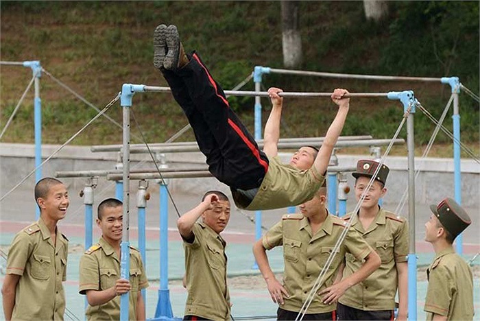 Theo báo chí Hàn Quốc thì các học viên được đào tạo tại trường Cách mạng Mangyongdae theo một chương trình học tập cũng thấm đẫm tinh thần chiến đấu. 