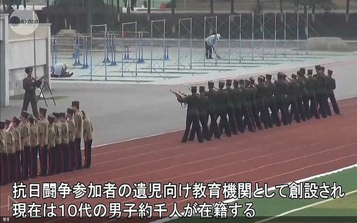 Ngoài việc học tập kiến thức, các học viên được đào tạo toàn diện về thể lực và đặc biệt là kỹ năng sử dụng các loại vũ khí phổ biến.