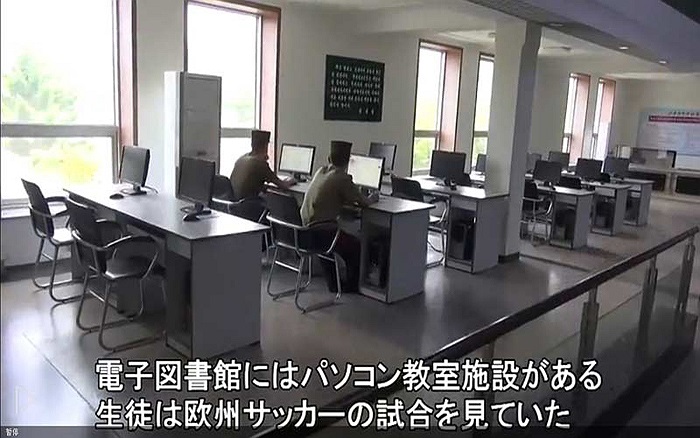 Học sinh và sinh viên tại trường Cách mạng Mangyongdae ở thủ đô Bình Nhưỡng của Triều Tiên cho biết họ học tập chăm chỉ hơn trong những ngày này để chuẩn bị cho một cuộc chiến. 