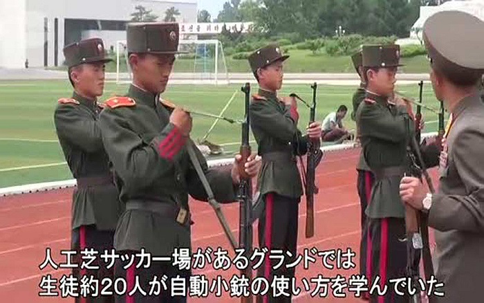 Bên trong khu vực trường Mangyongdae, các sinh viên nắm rất rõ những khuyến cáo và đe dọa mới nhất từ chính phủ của họ nhằm vào kẻ thù, bên cạnh các môn học thông thường như sinh học, lịch sử và ngoại ngữ. 