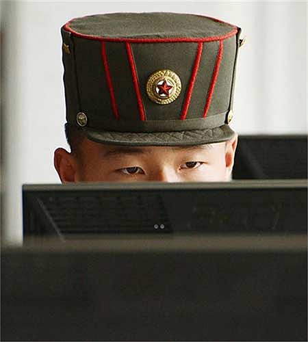 Hình ảnh một sinh viên trường Cách mạng Mangyongdae đang chăm chú tham gia lớp học tin học.