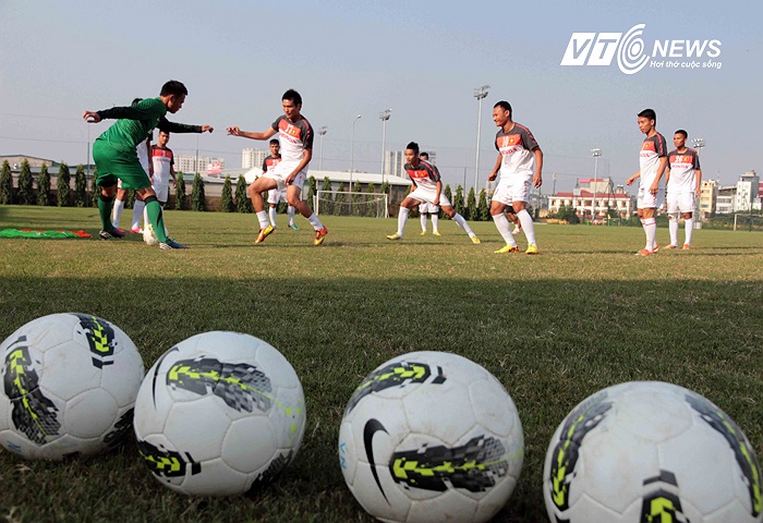 Trong khi các đàn em ở U19 Việt Nam bắt đầu hành trình chinh phục châu lục và tràn trề hy vọng giành vé dự vòng chung kết U19 châu Á thì các đàn anh ở ĐT Việt Nam đã 'hết cửa' dự vòng chung kết Asian Cup 2015.