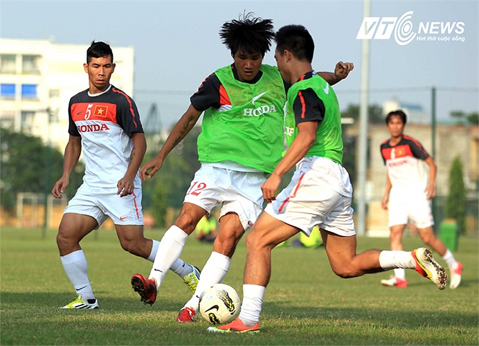 Tiền vệ Huỳnh Quốc Anh nỗ lực đi bóng.