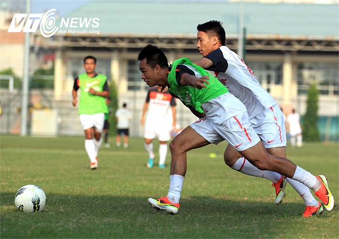 Xuân Thành nỗ lực truy cản Ngọc Duy. Là một hậu vệ nhưng Xuân Thành từng là 'Vua phá lưới' ở giải hạng Nhất mùa bóng 2010 và góp công lớn đưa Hà Nội ACB trở lại V-League.
