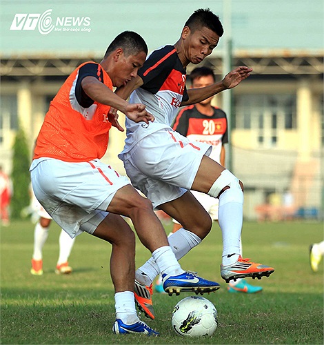 Một tiền vệ được bổ sung khác là Văn Thắng có pha tranh chấp với tiền đạo Anh Đức. Văn Thắng đã có màn diễn ấn tượng trong màu áo U23 Việt Nam ở hai trận giao hữu gần đây.