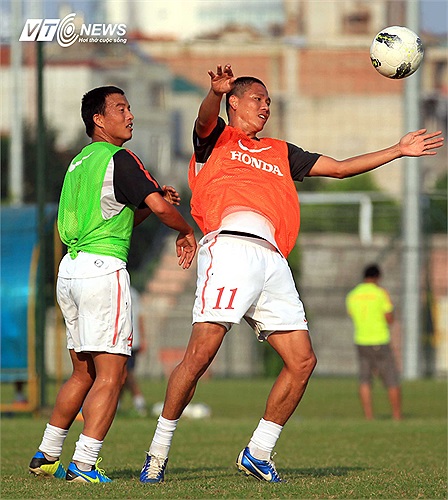 Đức 'Eto'o' và hậu vệ Văn Biển (áo xanh)