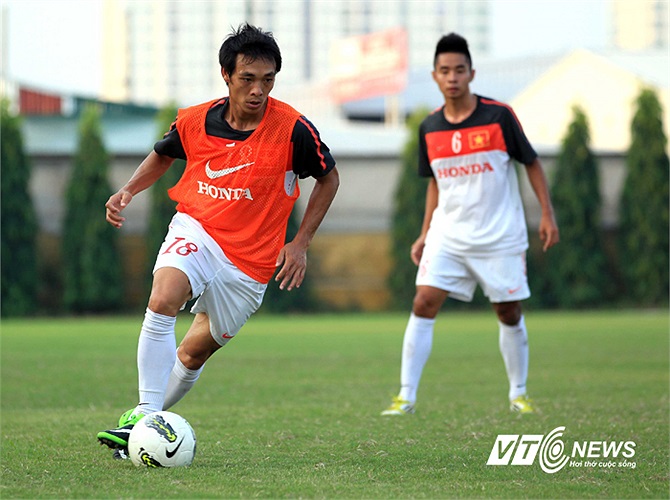 Dù đã ngoài 30 nhưng hậu vệ cánh của HAGL Phùng Văn Nhiên vẫn cho thấy một nền tảng thể lực sung mãn. Văn Nhiên mới được gọi trở lại ĐT sau một thời gian dài vắng mặt ở lần chuẩn bị cho trận giao hữu với CLB Arsenal.