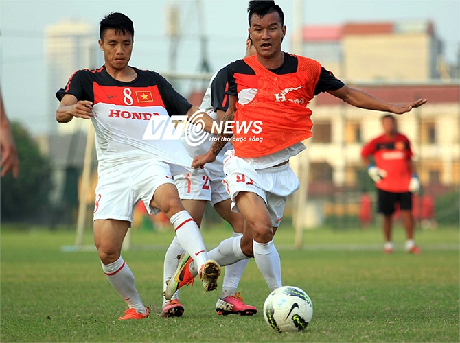 Trở lại tuyển sau một thời gian dài vắng mặt còn có tiền vệ Mai Tiến Thành (áo cam). Cầu thủ người Thanh Hóa sẽ về đầu quân cho B.Bình Dương mùa bóng tới. 