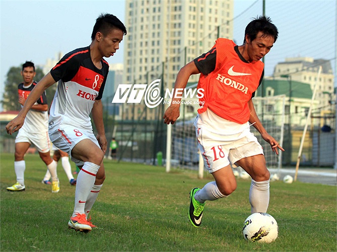 Thêm một hình ảnh về 'người không phổi' Phùng Văn Nhiên (áo cam). Hậu vệ người Nam Định đang được tiền vệ Ngọc Duy theo kèm.