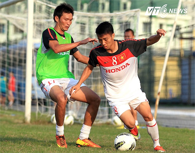 Một gương mặt khác cũng rất đang chú ý ở lần tập trung ĐT này là trung vệ Trần Hải Lâm của SHB Đà Nẵng (áo xanh). Hải Lâm là cầu thủ cuối cùng trong số những 'tội đồ' bán độ SEA Games 23 trở lại ĐT sau 8 năm.