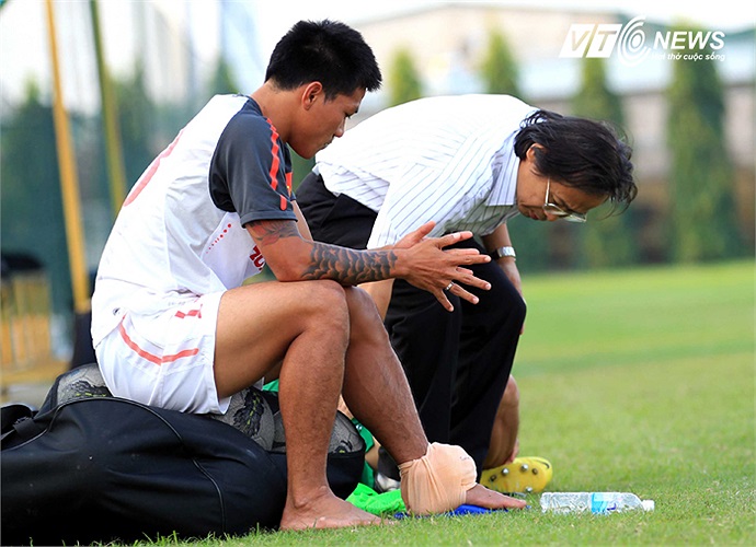 Tiền đạo Quang Hải gặp chấn thương trong buổi tập chiều qua và được Phó chủ tịch VFF Nguyễn Lân Trung tới hỏi thăm.