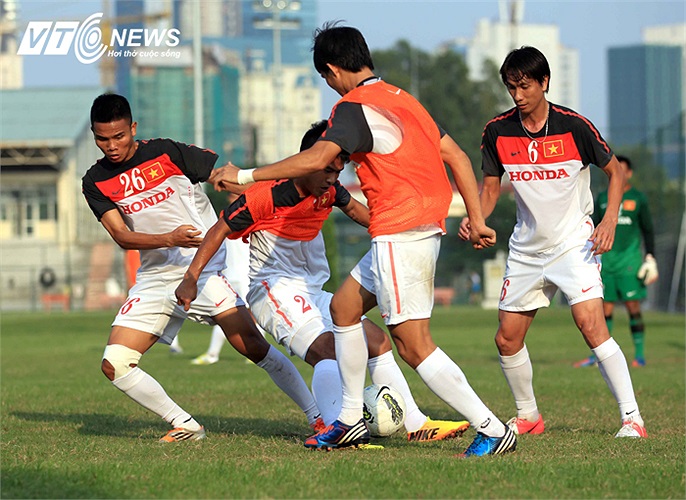 Âu Văn Hoàn (số 2) giữa vòng vây của Văn Thắng (số 26), Gia Từ và Phước Vĩnh (số 6).