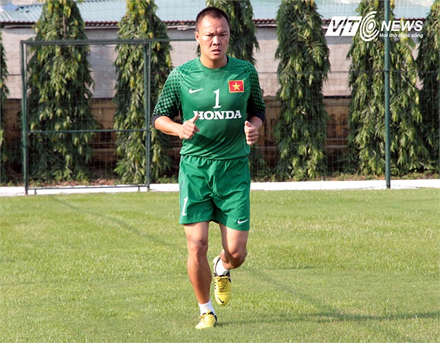 Trong khi đó, thủ thành Dương Hồng Sơn phải tập nhẹ bên ngoài.