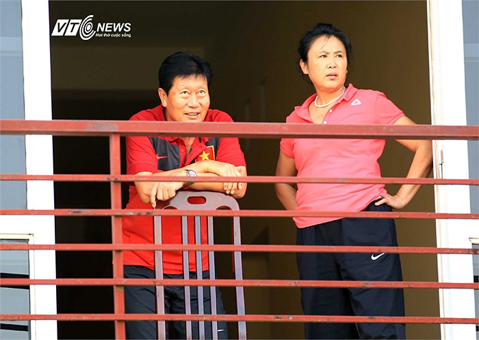 HLV trưởng ĐT nữ Việt Nam Trần Vân Phát theo dõi buổi tập của ĐT Việt Nam từ phòng ở của Trung tâm đào tạo trẻ VFF.