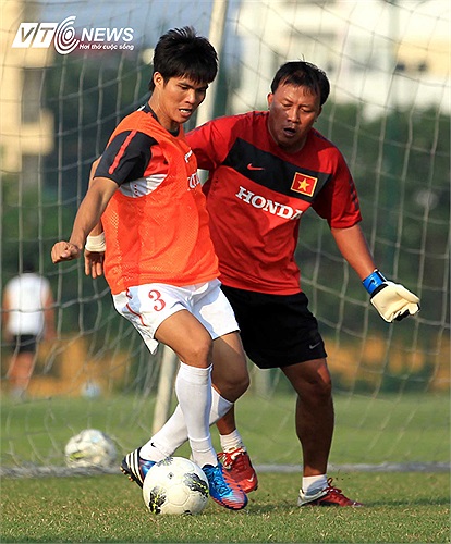 Hồng Sơn chấn thương, thủ thành bổ sung Trần Bửu Ngọc chưa kịp hội quân, buộc HLV thủ môn Văn Phụng phải vào sân thi đấu tập cùng các cầu thủ.