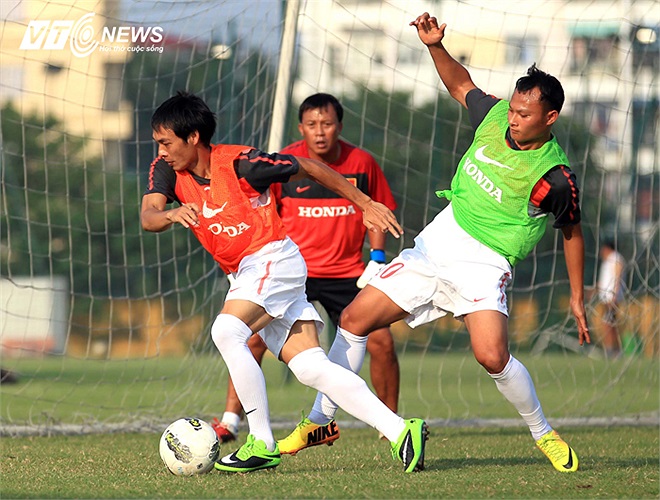 Lão tướng Phùng Văn Nhiên đi bóng qua Trọng Hoàng.