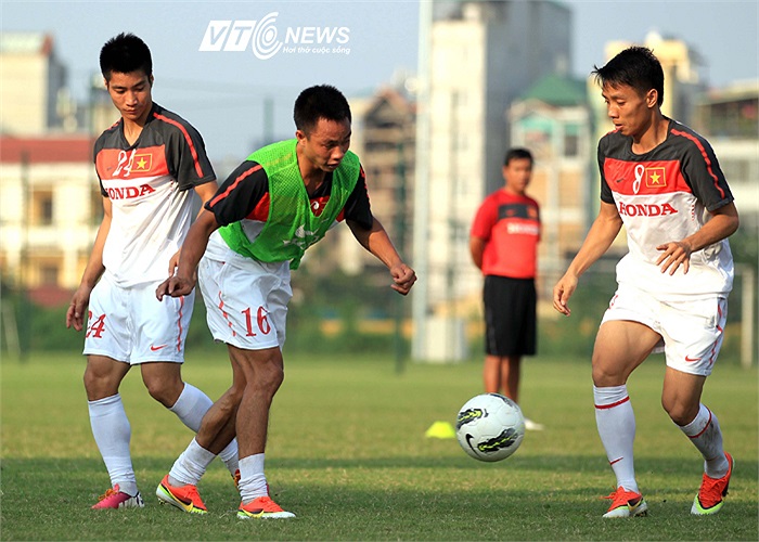 Từ phải sang. Tiền vệ Hoàng Văn Bình, hậu vệ Xuân Thành và tiền vệ Ngọc Duy.