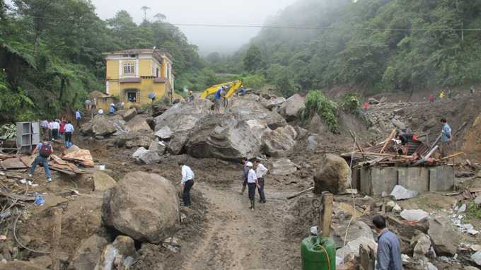 Cảnh tượng hoang tàn sau khi lũ quét đi qua xã Bản Khoang - Ảnh: X.Long
