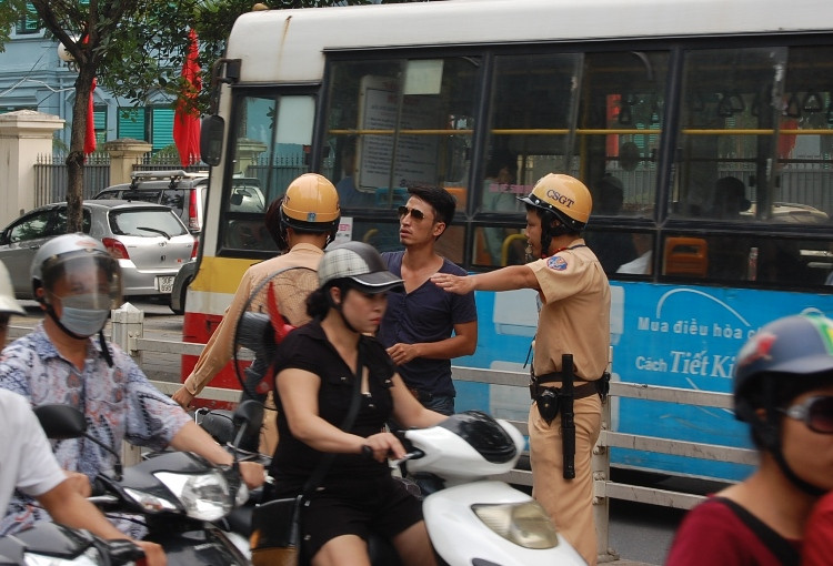 CSGT dừng xe vi phạm