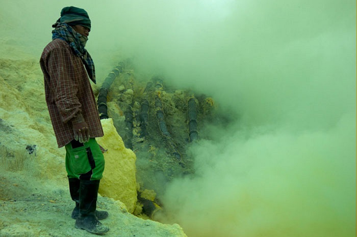 Khung cảnh bên miệng núi lửa Kawah (Indonesia) huyền ảo đầy màu sắc bởi nhiều loại khoáng sản kết tinh, các hồ acid và những làn khói sương dày đặc.
