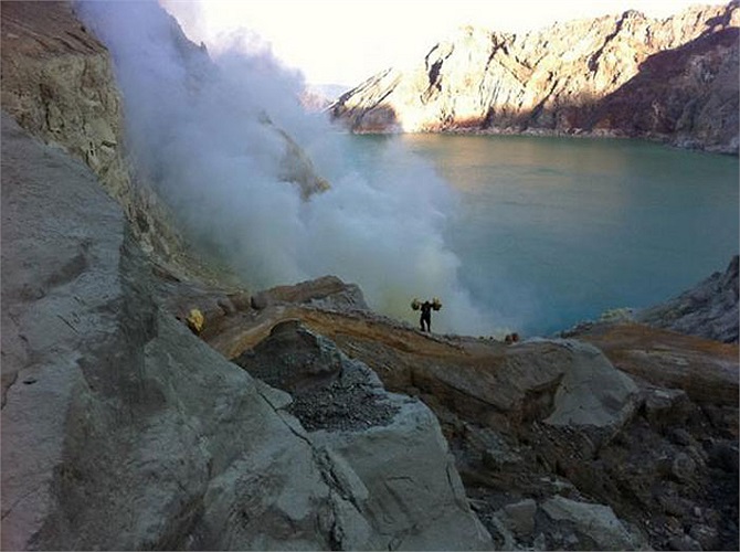 Những miệng núi lửa như thế này thu hút nhiều người dân địa phương đến khai thác khoáng sản vì mục đích thương mại.