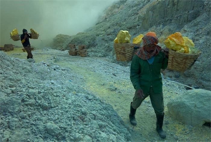 Sau đó lại phải đi tiếp chừng 4km đường đá. Một người trung bình gánh 2 chuyến mỗi ngày. Những tai nạn trên đường đi là điều không tránh khỏi.