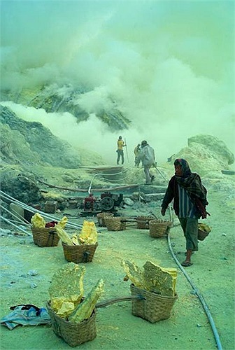 Tuy nhiên mối nguy hiểm thực sự nằm ở chính nơi khai thác, trong đó đáng nói nhất là làn sương khói độc hại dày đặc khắp nơi.