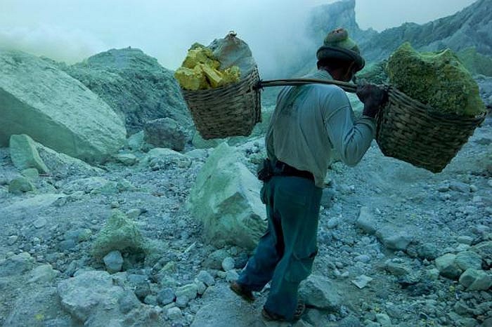 Thợ mỏ chỉ bịt mũi miệng qua loa bằng những miếng vải khô và làm việc nhiều giờ, trong khi người bình thường chỉ vào đây vài phút là đã nhức đầu, hoa mắt.