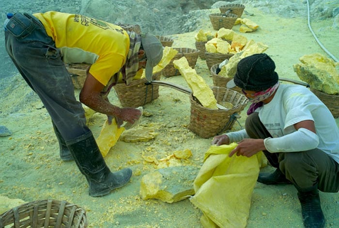 Hậu quả là có tới 74 người đã thiệt mạng khi đang làm việc ở đây trong vòng 40 năm qua, chưa kể rất nhiều người trở nên tàn phế.